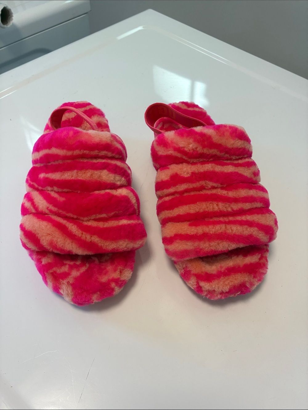UGG FLUFF SLIDE SEBRA SANDALS HOT PINK SIZE 5